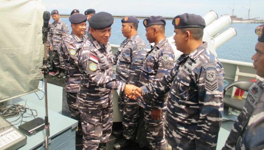 Danguspurla II Koarmada II Kunjungi KRI Sampari-628 di Makassar