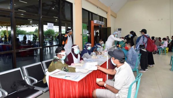 Satgas Covid-19 Lantamal XIII Screening Penumpang Pesawat Komersil