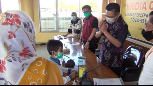 Murid SD di Kendari Sumbangkan Tabungannya Bantu Tenaga Medis