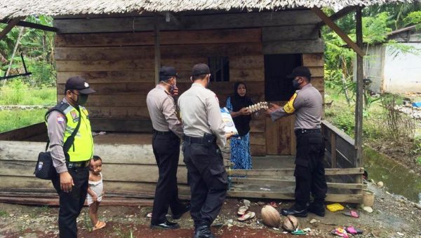 Kapolsek Kodeoha Door to Door Bagi Sembako dan Masker ke Warga