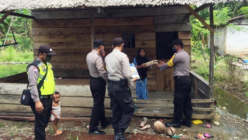 Kapolsek Kodeoha Door to Door Bagi Sembako dan Masker ke Warga