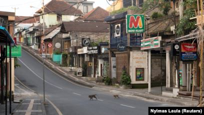 Jalanan yang lengang saat pemberlakuan pembatasan wilayah di tengah pandemi Covid-19 di Ubud, Bali, 23 April 2020. (Foto: REUTERS/Nyimas Laula).