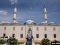 Seorang perempuan Muslim pergi ke masjid untuk menghadiri shalat Jumat pertama selama bulan Ramadhan di Diyanet Center of America di Lanham, Maryland, AS, 10 Mei 2019. (Foto: REUTERS/Amr Alfiky)