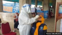 Petugas Kesehatan melaksanakan pengambilan sampel usap dalam kegiatan skrining COVID-19 terhadap para relawan di Mamuju, Sulawesi Barat. Rabu (3/2/2021). (Foto: VOA/Yoanes Litha)