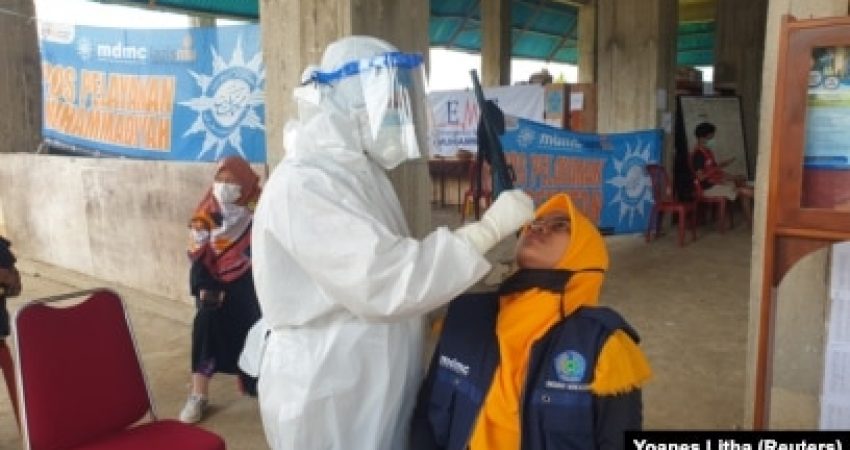 Petugas Kesehatan melaksanakan pengambilan sampel usap dalam kegiatan skrining COVID-19 terhadap para relawan di Mamuju, Sulawesi Barat. Rabu (3/2/2021). (Foto: VOA/Yoanes Litha)