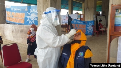Petugas Kesehatan melaksanakan pengambilan sampel usap dalam kegiatan skrining COVID-19 terhadap para relawan di Mamuju, Sulawesi Barat. Rabu (3/2/2021). (Foto: VOA/Yoanes Litha)