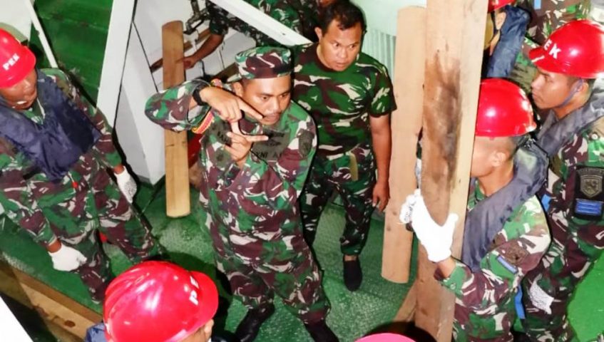 Prajurit Koarmada II Latihan Tangani Kebocoran di KRI Surabaya-591