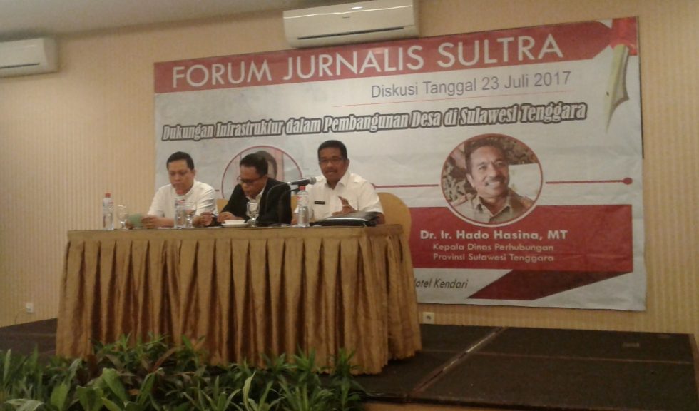 Direktorat Jendral Pembangunan Sarana dan Pemberdayaan Masyarakat Kementrian Desa PDT,dan Transmihrasi, Dr. Gulan, AP, Msi didampingi M. Jufri Rahim dan kadis Perhubungan Prov. Sultra H. Hado Hasina di salah satu hotel di Kendari. FOTO : ODEK