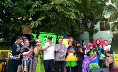 Walikota Yogyakarta, Haryadi Suyuti bersama warga menunjukkan penghargaan adipura tahun 2017. FOTO : NADHIR ATTAMIMI