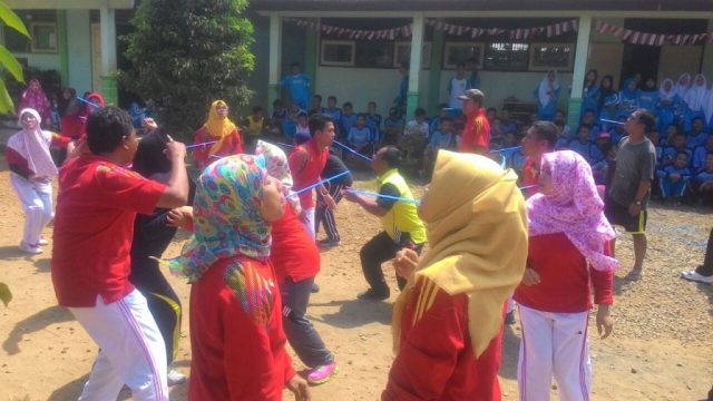dalam rangka HUT RI ke 72 Tahun 2017 berbagai kegiatan digelar. salah satunya du ketangkasan antara guru dan murid di SMK N 1 Batealit , Jepara. FOTO : DSW