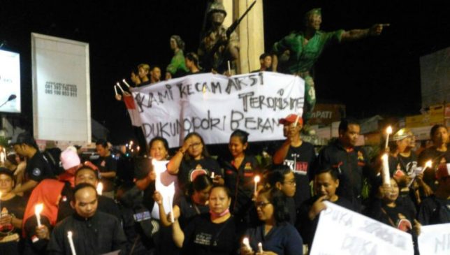 Nyalakan Lilin, Warga Ageng Katasura Adakan Doa Bersama Lintas Agama