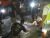 Sekelompok pemuda ini melakukan aksi perbaikan jalan berlubang dengan cara mengecor dengan semen pada tengah malam. FOTO : AGUNG nUGROHO