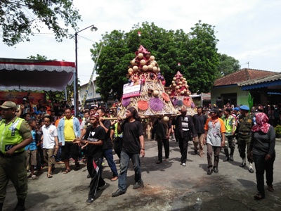 Pawai hasil rotan yang digelar dalam rangka grebek penjalin. FOTO : AGUNG NUGROHO