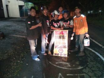 Lagi, Komunitas di Sukoharjo ini menggelar penambalan dan penandaan dengan warna putih atas jalan yang berlubang dan rusak. FOTO ; AGUNG NUGROHO