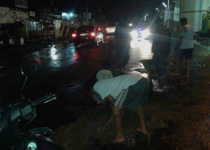 Aksi tambal jalan yang dilakukan pemuda Pabelan dan Komunitas MRC di malam hari. FOTO : AGUNG NUGROHO