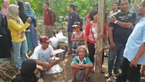 Mbah 70 Tinggal Digubuk Berdinding Karung Bekas