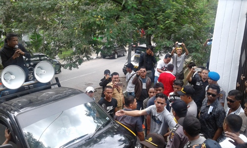 Sebut Nur Alam Koruptor, Pendemo di Pukul Mundur