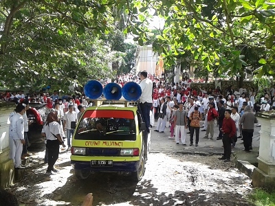 Aksi unjukrasa ratusan Perawat di DPRD Sultra meuntut keikanaikan honor para perawat. FOTO : ONNO