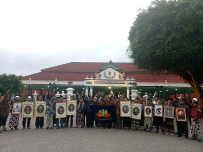 Aksi Topo Pepe dilakukan oleh puluhan masyarakat Yogyakarta di antara Dua Ringin, Alun-alun Utara. FOTO : NADHIR