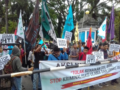 Pengunjuk rasa di DPRD Sultra saat menyampaikan tuntutannya terkait diskriminalisasi ulama dan pembubaran ormas islam di DPRD Sultra. FOTO : ILHAM