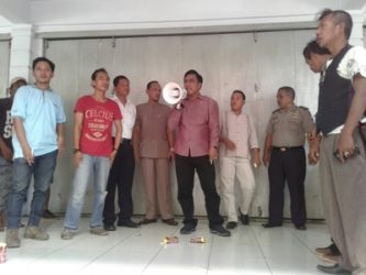 Mini Martket Alma mart kartini di bantaeng di boikot warga. FOTO : SYAMSUDDIN
