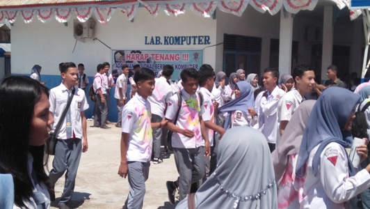 Lupan kegembiraan siswa-siswi SMA di Buton setelah mengetahuio lulus 100 persen dengan melakukan aksi corat-corek pakain seragam sekolah. FOTO : LA ODE ALI