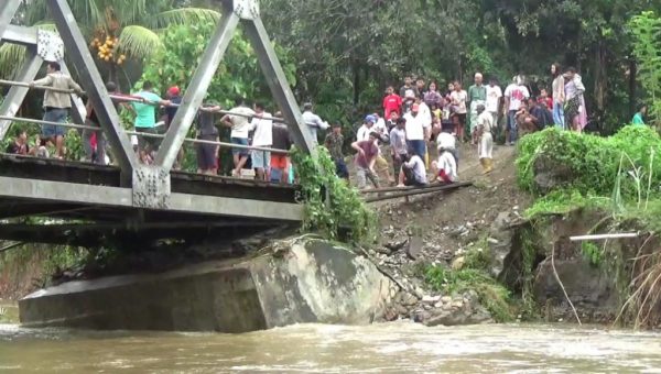 Sungai Meluap, Jembatan di Kolaka Amblas﻿
