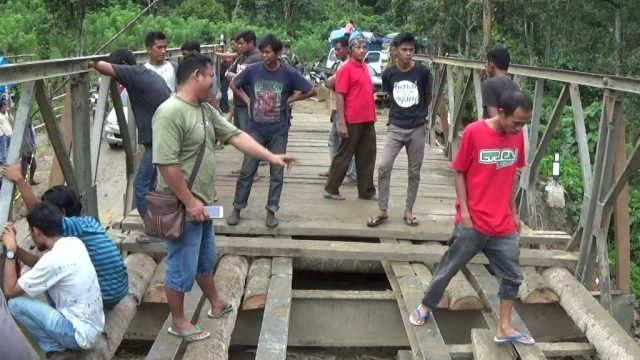 Lantai jembatan ambrol, arus transportasi jalur trans Sulawesi di Kecamatan Mowewe terjadi kemacetan. FOTO : ASDAR LANTORO
