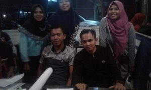 Hidayat bersama rekan-rekan lainnya di AMPH saat menggelar konprens terkait sengketa tanah di Bonggoeya. FOTO : ODEK
