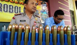 Kapolres Pobolinggo AKBP Arman Asmara Syarifuddin saat menunjukkan barang bukti berupa peluru senjata api saat menggelar konprens. FOTO ; ASL