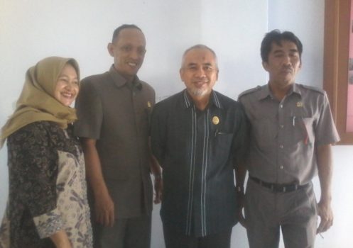 Ketua DPRD Bantaeng Sahabuddin (kedua dari kanan) bersama dengan anggota DPRD Bantaeng lainnya. FOTO : SYAMSUDDIN