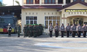 Personil TNI dari Kodim Aceh Timur disiagakan membantu Polisi mengamankan lebaran tahun 2017. FOTO : ROBY SINAGA