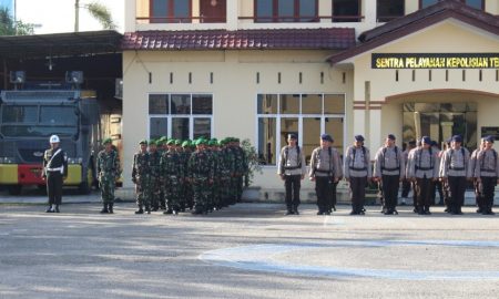 Personil TNI dari Kodim Aceh Timur disiagakan membantu Polisi mengamankan lebaran tahun 2017. FOTO : ROBY SINAGA