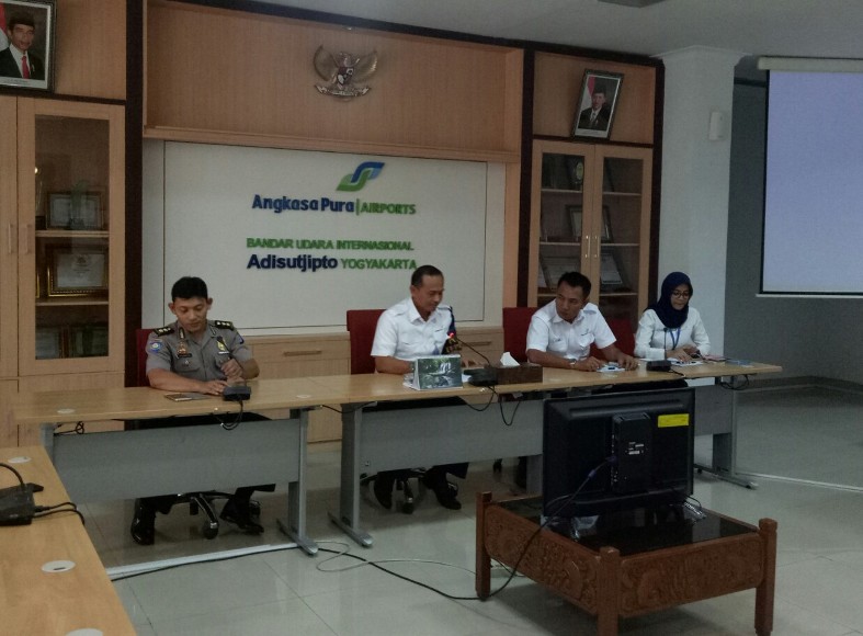 Angkasa Pura I Berjanji Akan Tangani Serius Kasus Taksi Online. FOTO : NADHIR ATTAMIMI