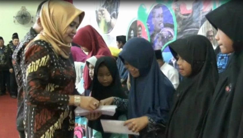 Ini Dia Tradisi Bagi-Bagi Angpao Lebaran Tegal Jateng