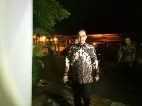 Gubernur DKI terpilih Anies Baswedan saat berkunjung di kediaman Gubernur DIY Sri Sultran Hamengkubuwono X di DIY. FOTO : NADHIR ATTAMIMI