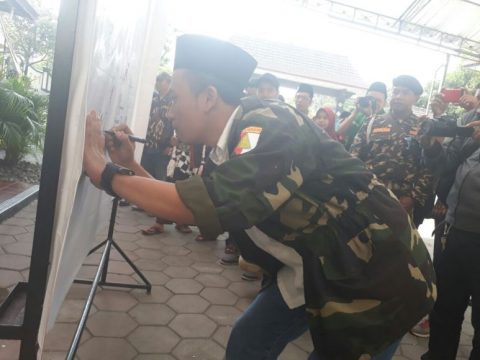 Ansor dan Banser Sleman saat membubuhkan tandatangan Deklarasi Dukungan Terhadap Perpu Ormas. FOTO : NADHIR ATTAMIMI