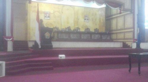 Eksekutif Bersama Legislatif Teken MoU KUA-PPAS APBDP 2018 Sultra tegas.co., KENDARI, SULTRA - Eksekutif pemerintah Provinsi bersama Dewan Perwakilan Rakyat Daerah (DPRD) Sulawesi Tenggara (Sultra) menandatangani Memorandum of Understanding (MoU) atau Nota Kesepahaman Kebijakan Umum Anggaran (KUA) - Perioritas dan Plafon Anggaran Sementara (PPAS) perubahan APBD 2018, 13 September 2018 di Gedung DPRD setmpat. MoU ini merupakan kelaziman bila dilakukan APBD Perubahan setiap tahun. Kali ini ditandatangani oleh Wakil Gubernur Baru, Lukman Abunawas karena Gubernur Ali Mazi sedang tugas luar. APBD Sultra tahun 2018 memiliki postur belanja sebesar 3,5 Triliun rupiah dan APBDP 2018 ini postur belanjanya naik menjadi 3,9 Triliun rupiah. "Ada penyesuaian pendapatan daerah sebesar Rp. 417 Milyar,"ungkap Ketua Komisi IV DPRD Sultra, Yaudu Salam Ajo. Penyesuaian pendapatan sebesar Rp. 417 Milyar ini akan diarahkan untuk menuntaskan beberapa program perioritas. Diantaranya infrastruktur jalan dan pelabuhan, termasuk drainase dan urusan perizinan usaha perikanan para nelayan se Sultra. Selain itu kata Yaudu, juga untuk memperkuat Bank Perkreditan Rakyat, BPR Bahteramas serta melunasi pinjaman Pemerintah Provinsi. "Program perioritas ini adalah merupakan hasil pembahasan TAPD Pemerintah Daerah dan Badan Anggaran DPRD Provinsi Sultra selama beberapa hari,"katanya. Dirharapkan kedepan, Gubernur baru Ali Mazi dan wakilnya, Lukman Abunawas dapat memberi harapan baru untuk kemajuan Sulawesi Tenggara. PUBLISHER: T I M