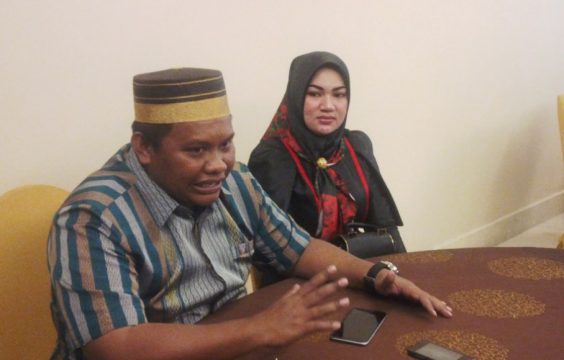 Abdul Rahman Farisi (ARF) saat memberikan keterangan pers beberapa waktu lalu di salah satu Hotel di Kendari. FOTO : BAIM