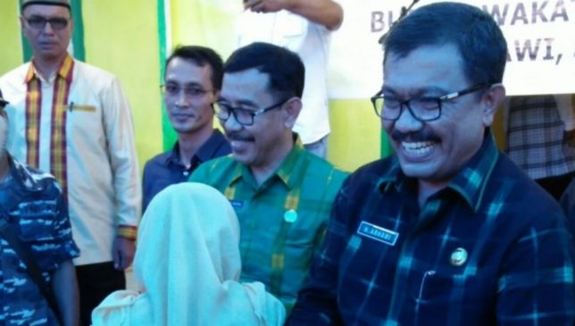 Arhawi Beri Santunan Pada Kaum Duafa dan Anak-Anak