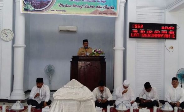 Bupati Arhawi SE memberi sambutan dalam acara halal bihalal di masjid Almuqarabil Kecamatan Wangi-wangi, Selasa (18/7/2017). FOTO; ADY