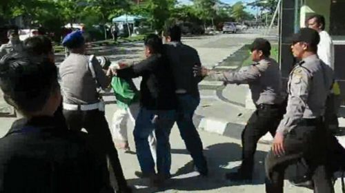 OTK Terobos Blokade Aparat Saat Debat Publik Berlangsung