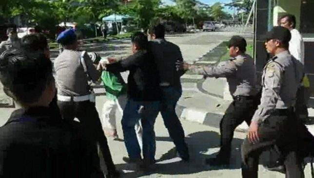 Ricuh, OTK Terobos Blokade Aparat Saat Debat Publik Berlangsung
