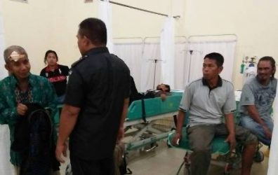 Korban kecelakaan yang menimpa penumpang PO sabar menanti saat dibesuk pihak PT jasa raharja di RS benyamin Guluh Kolaka. FOTO : ASDAR LANTORO