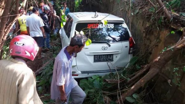 Avanza Terjung di Area Fly Over PT Antam