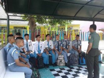 10 Siswa asal Kabupaten dan kota Probolinggo saat diberikan pembekalan oleh Dandim probolinggo melalui Kapten Kav Mohammat Basuki. FOTO : ASL