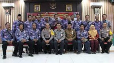 Asosiasi Perangkat Desa Seluruh Indonesia (Apdesi) Jawa Timur  foto bersama dengan Forkominda Probolinggo. FOTO : ASL