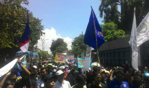 Aksi Unjuk rasa di hari buruh Internasional di Pasuruan yang menolak perbudakan. FOTO : ASL