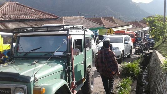 Antrin panjang di pintu masuk meunju kawasan wisata Bromo. FOTO : ASL