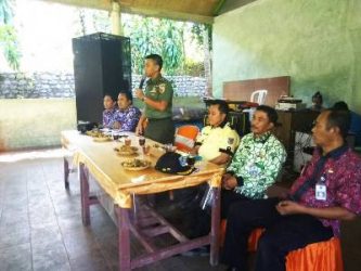 Komandan Kodim 0820 Probolinggo Letnan Kolonel Inf Hendhi Yustian DS saat memberikan pengarahan di rapat APDESI probolinggo. FOTO : ASL